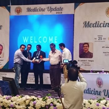Dr Pramod Jhawar receiving award at Medicine Update 2023 medical conference
