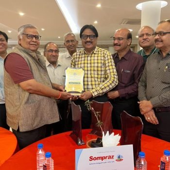 Dr Pramod Jhawar receiving medical excellence award for contribution in pulmonology and respiratory care